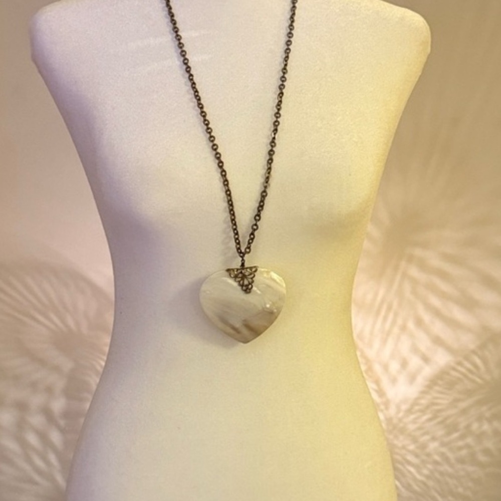 Heart Shell Pendant Necklace.